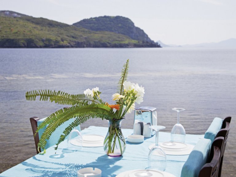 Mesas de comer junto al mar