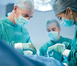 El equipo médico practicando una intervención quirúrgica