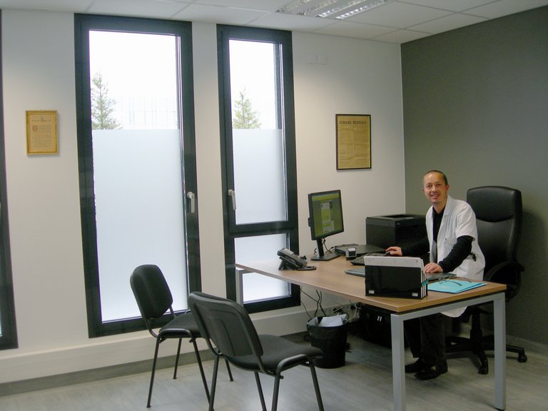 El Dr. Thomas Raphael en su oficina, trabajando con el ordenador