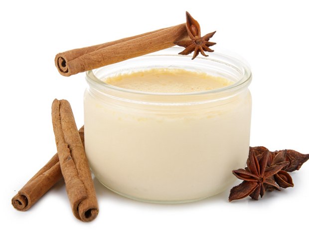 Parfait de canela con ciruelas asadas