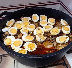 José cocina para toda la familia tallín el día de Navidad. 