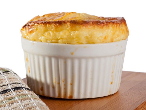 Suflé con queso de untar y cebollino