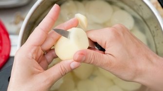 Cortar en dados y poner en remojo las patatas y las verduras antes de cocinarlas.