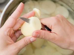 Cortar en dados y poner en remojo las patatas y las verduras antes de cocinarlas.