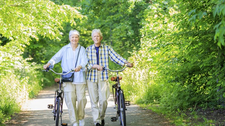 Pareja de edad avanzada con sus bicicletas