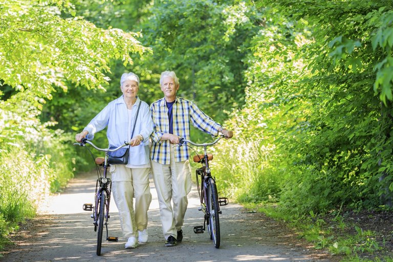 Pareja de edad avanzada con sus bicicletas