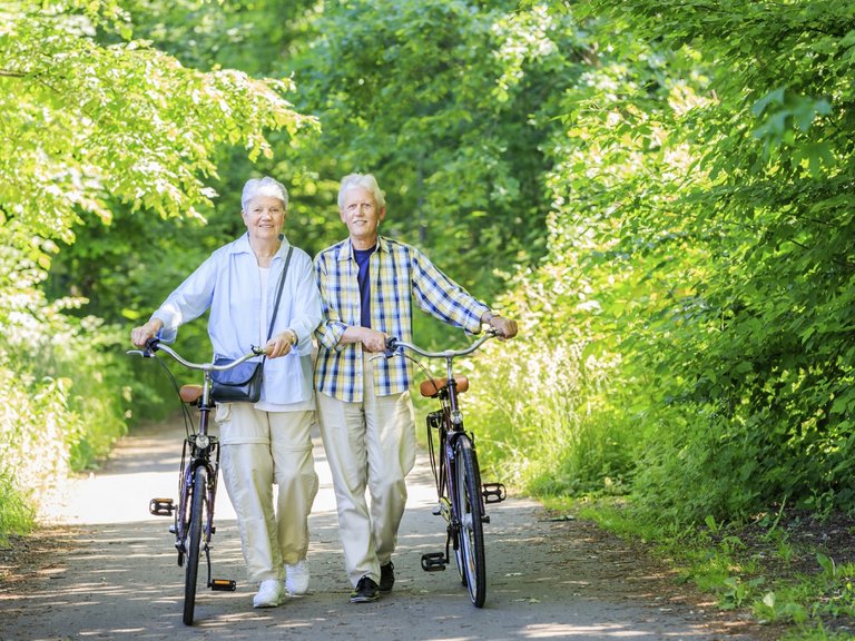 Pareja de edad avanzada con sus bicicletas