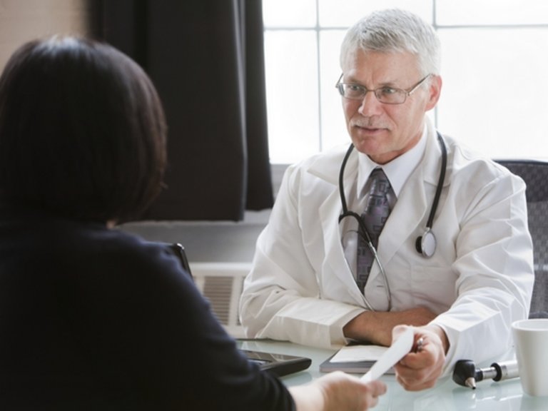 Médico hablando con un paciente