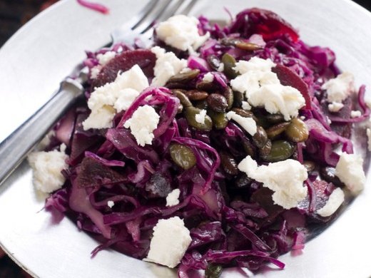 Ensalada templada de remolacha con queso de cabra y alcaparras