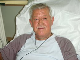 El paciente sonriendo durante su sesión de diálisis