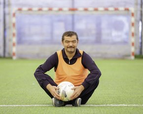 Paciente de sexo masculino que sostiene un balón de fútbol
