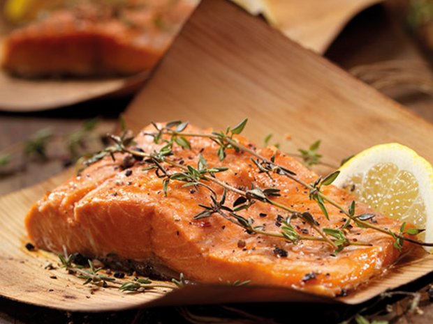 [Translate to Spain - Spanish:] Grilled salmon with honey glaze