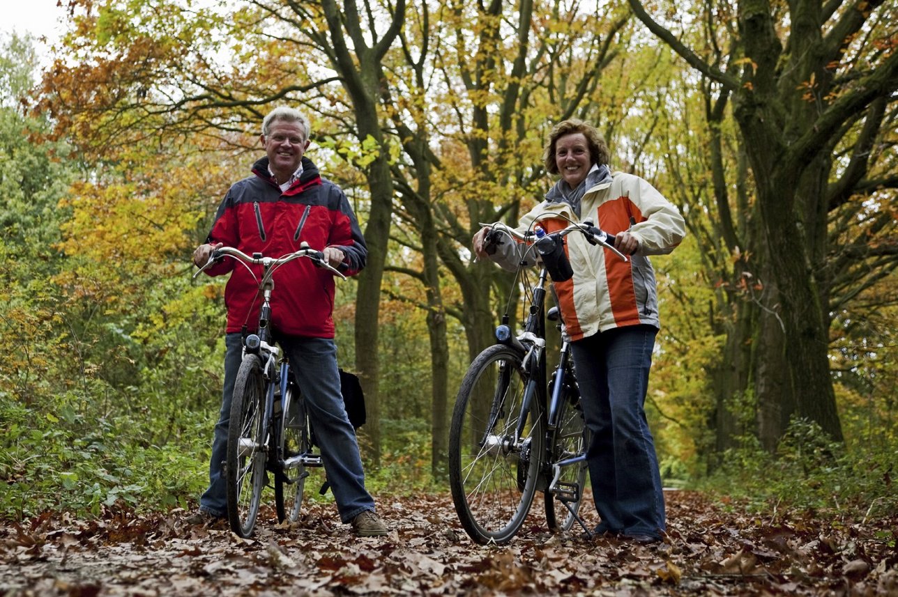 Pareja haciendo ciclismo por el bosque