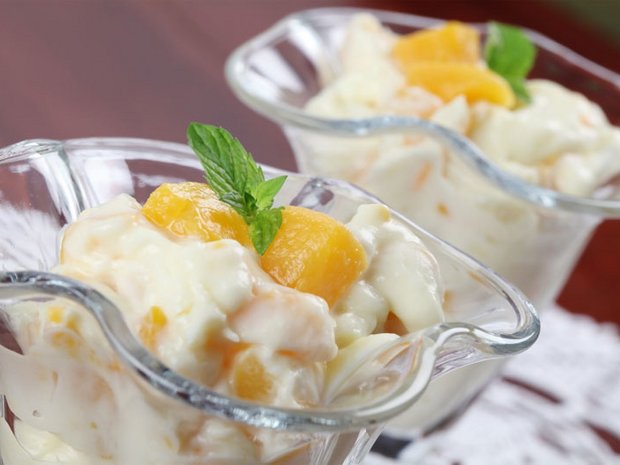 Sabayón con melocotones y helado de vainilla