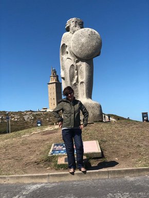 Sara Hurtado, junto a la escultura de Breogán, cerca de la Torre de Hércules en A Coruña. 