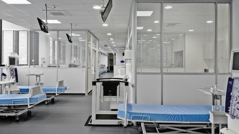 Vista interior de una clínica con varias camas vacías