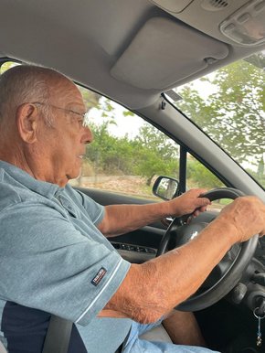 Enrique García en su coche, que utiliza casi todos los días a sus 83 años. 