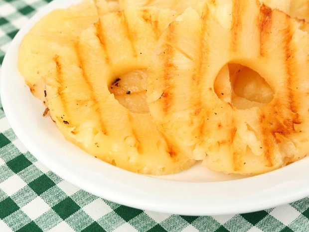Piña a la plancha con crema de coco