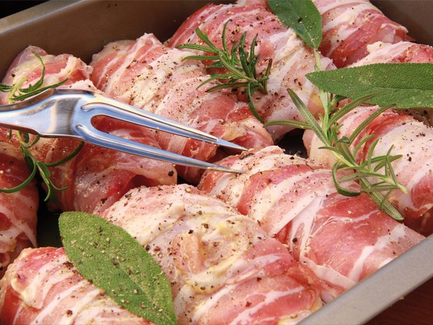 Saltimbocca de pollo con trozos de polenta y verduras al estragón
