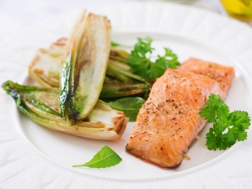 Endibias salteadas con salmón
