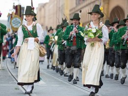 Vestuario tradicional en el desfile de Riflemens por Munich