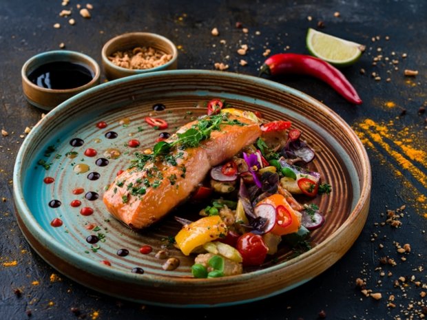 Salmón al vapor con verduras en juliana