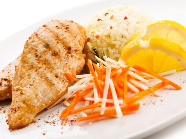 Pechuga de pollo con puré de manzana y orégano