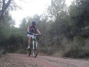 Francisco Huertas, practicando ciclismo de montaña. 