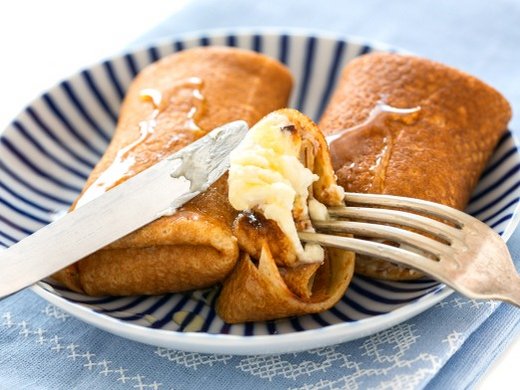 Crepes rellenas de queso y miel