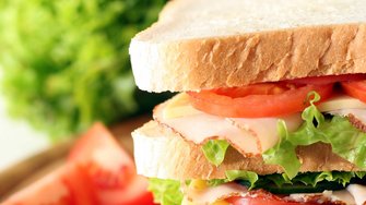 ¿Va a viajar? Llévese un tentempié. Como, por ejemplo, un sándwich o un bocadillo.