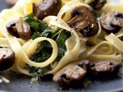 Pasta de champiñones  con espinacas