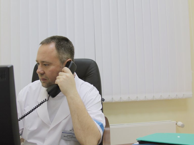 El Dr. Michael Kokinov, hablando por teléfono