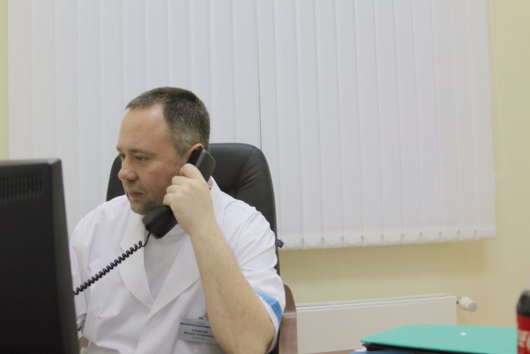 El Dr. Michael Kokinov, hablando por teléfono