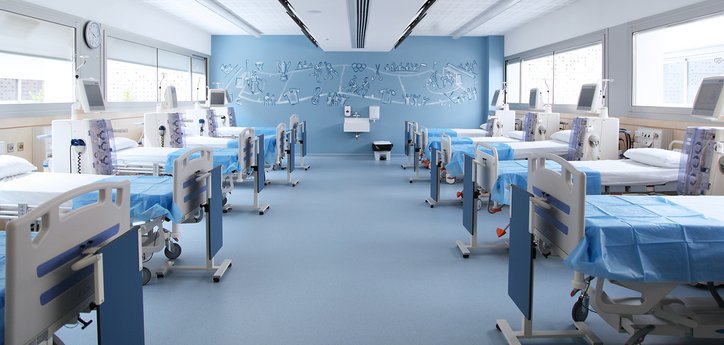 Sala de pacientes con máquinas de diálisis 