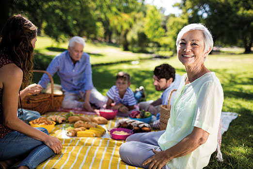 Familia disfrutando de un picnic